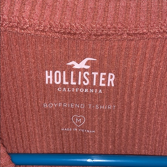 NWOT;HOLLISTER T-SHIRT! - Picture 5 of 5